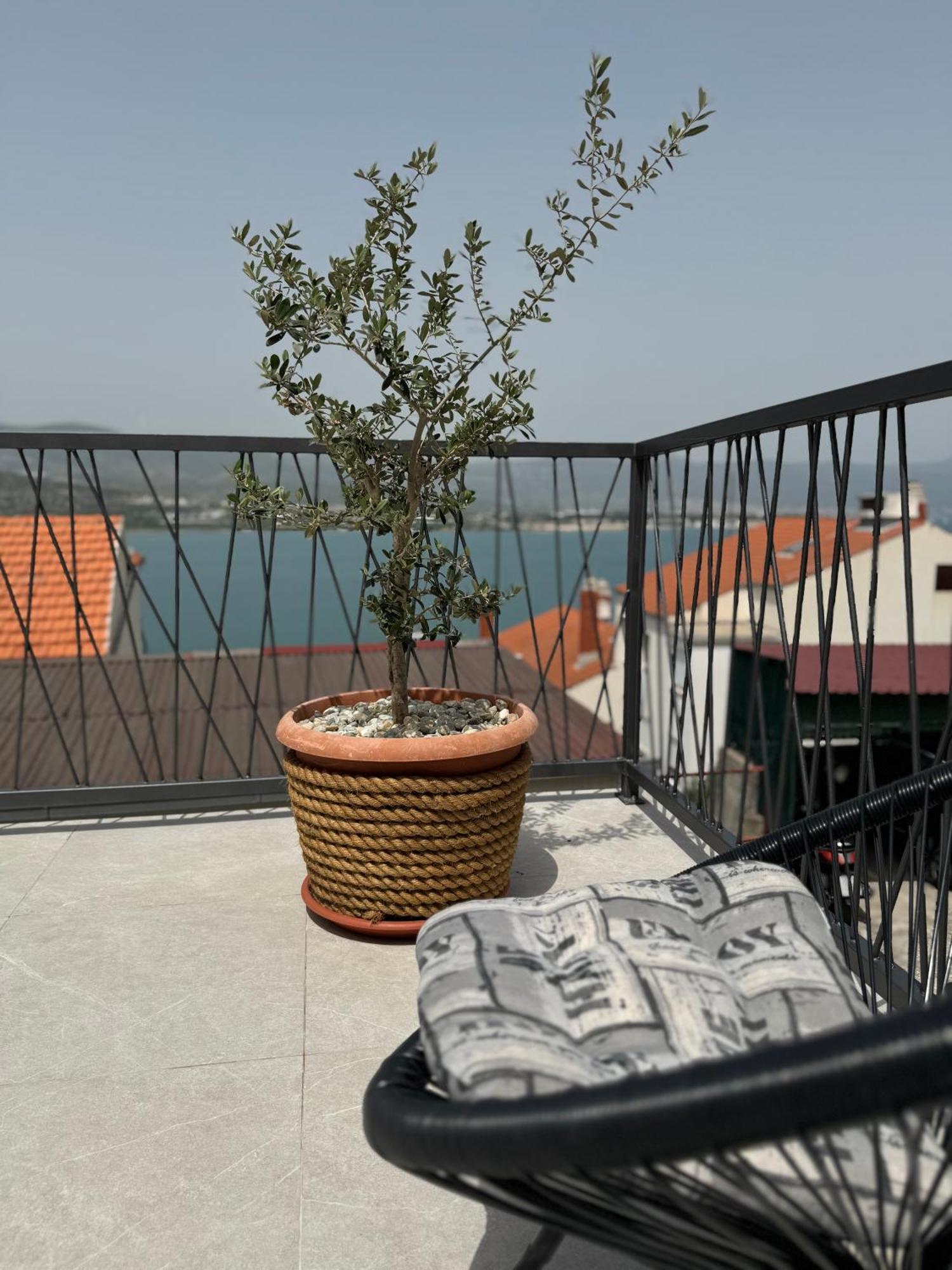 Apartment With Terrace And Sea View - Lucic 트로기르 외부 사진